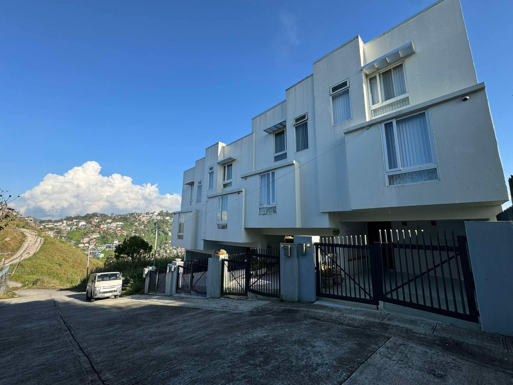 3 Bedrooms Townhouse for Sale with Garden and Overlooking View!