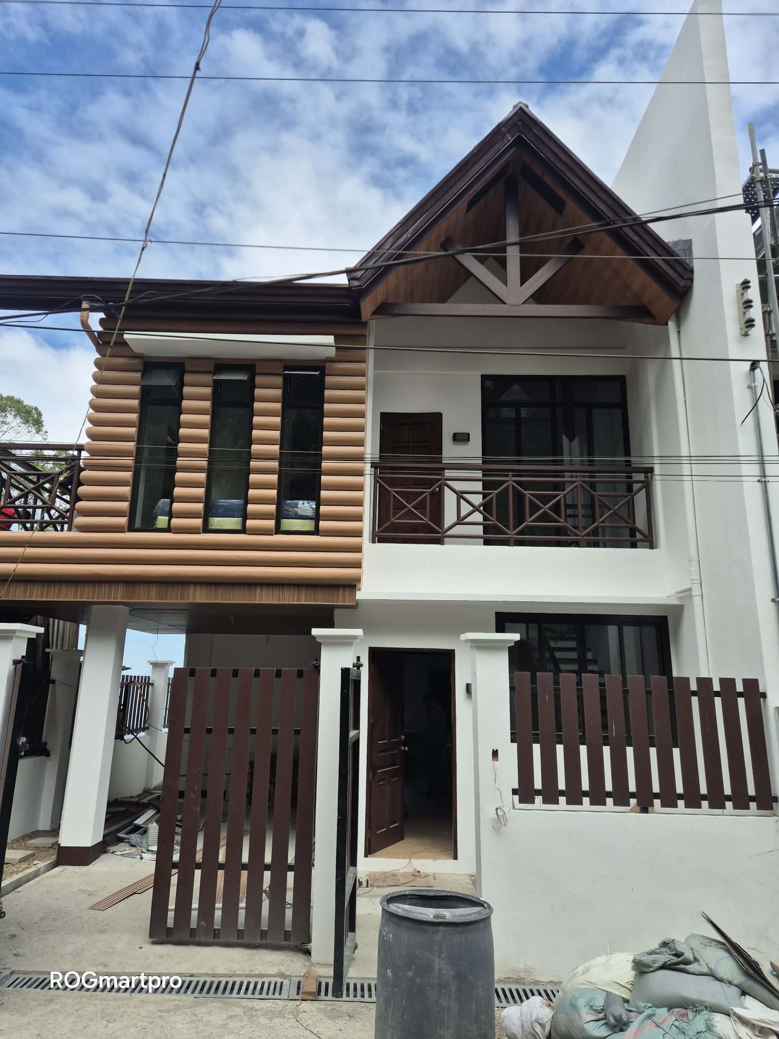 Log Cabin Duplex House with Unobstructed Mountain Views Near Marcos Highway